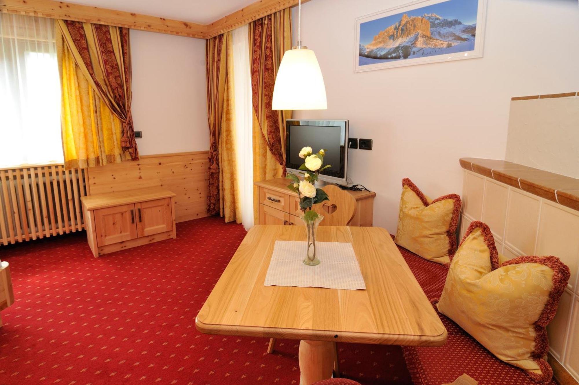 Garni Hotel Iris Сельва-ди-Валь-Гардена Экстерьер фото