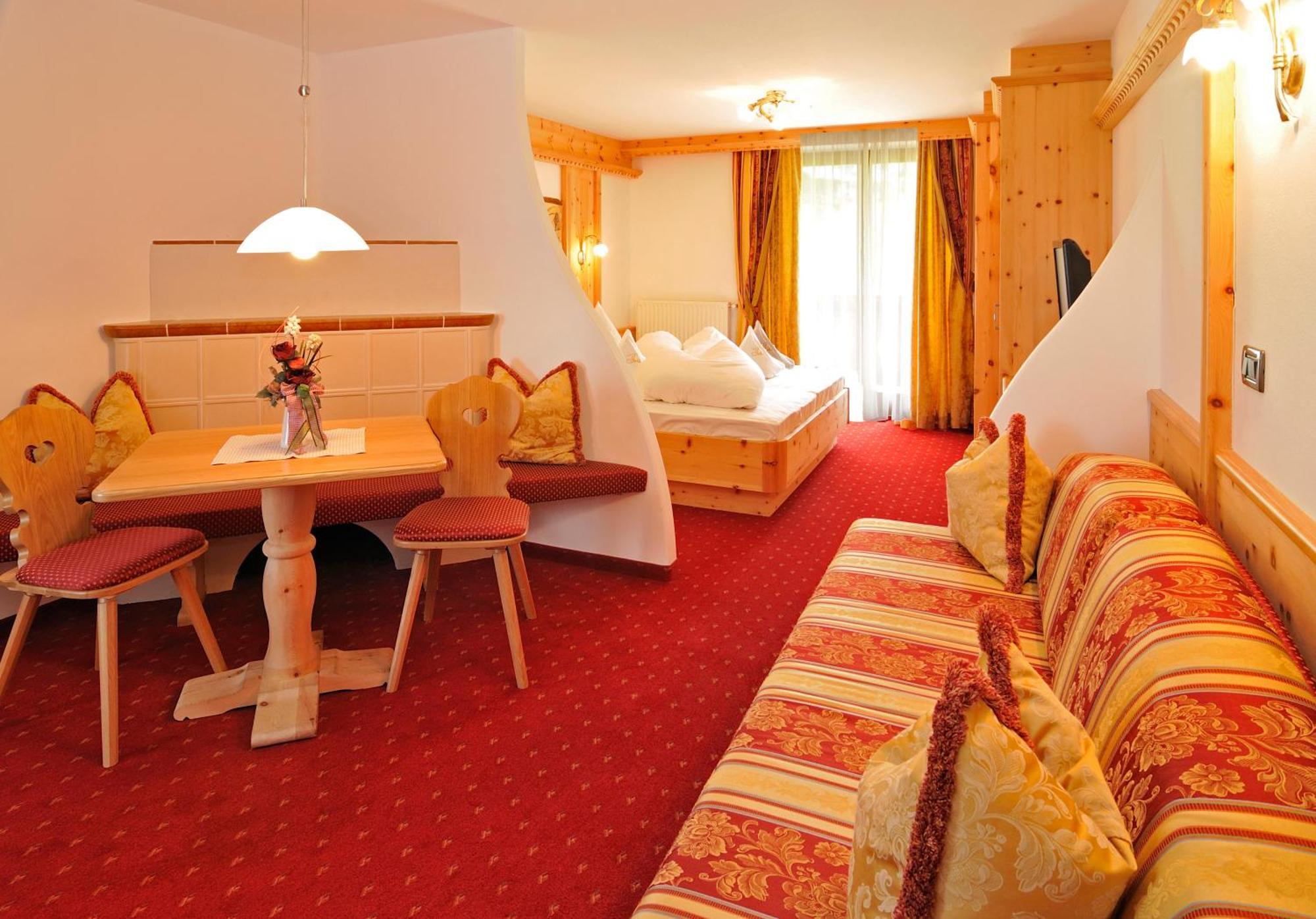 Garni Hotel Iris Сельва-ди-Валь-Гардена Экстерьер фото
