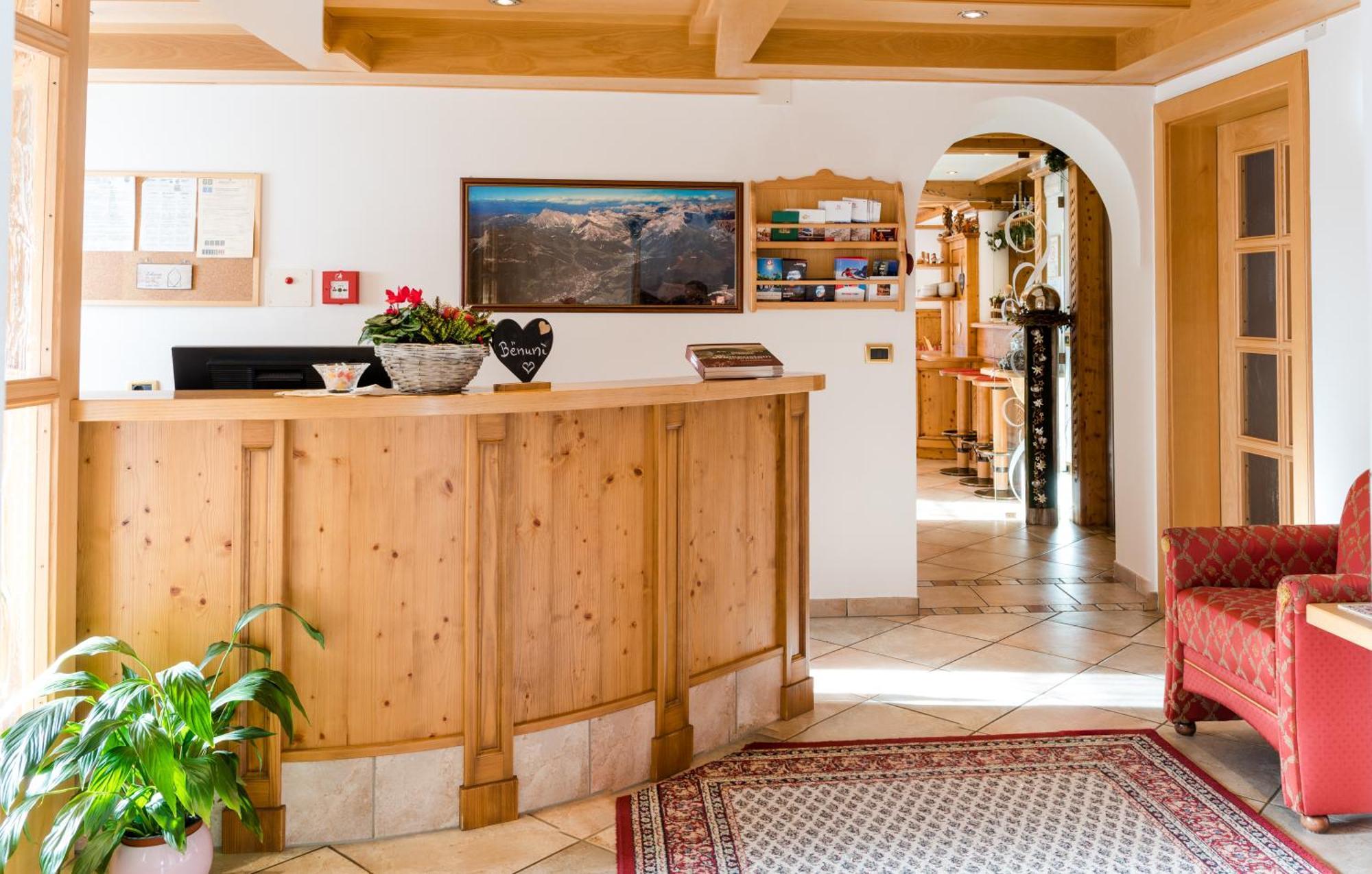Garni Hotel Iris Сельва-ди-Валь-Гардена Экстерьер фото