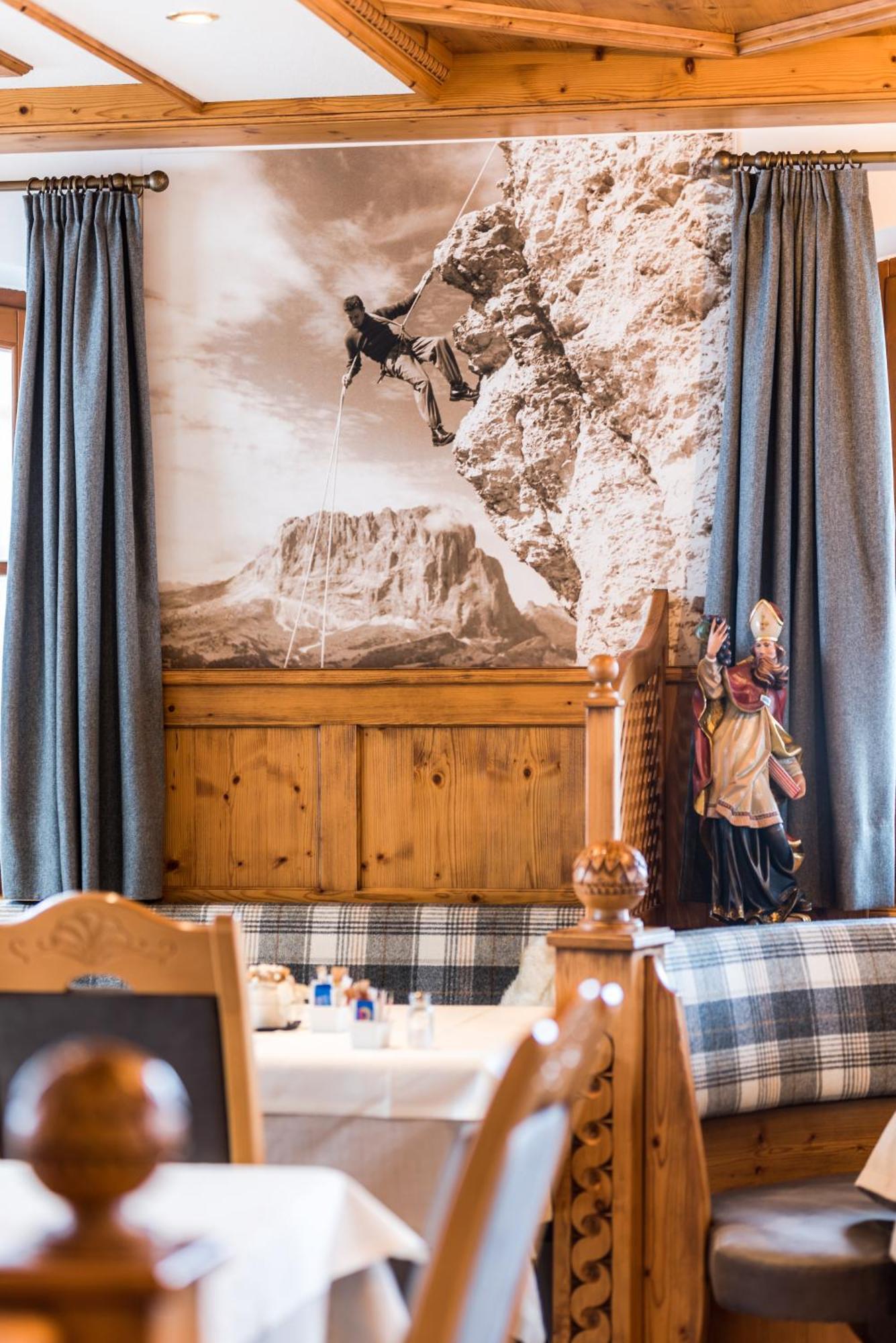 Garni Hotel Iris Сельва-ди-Валь-Гардена Экстерьер фото
