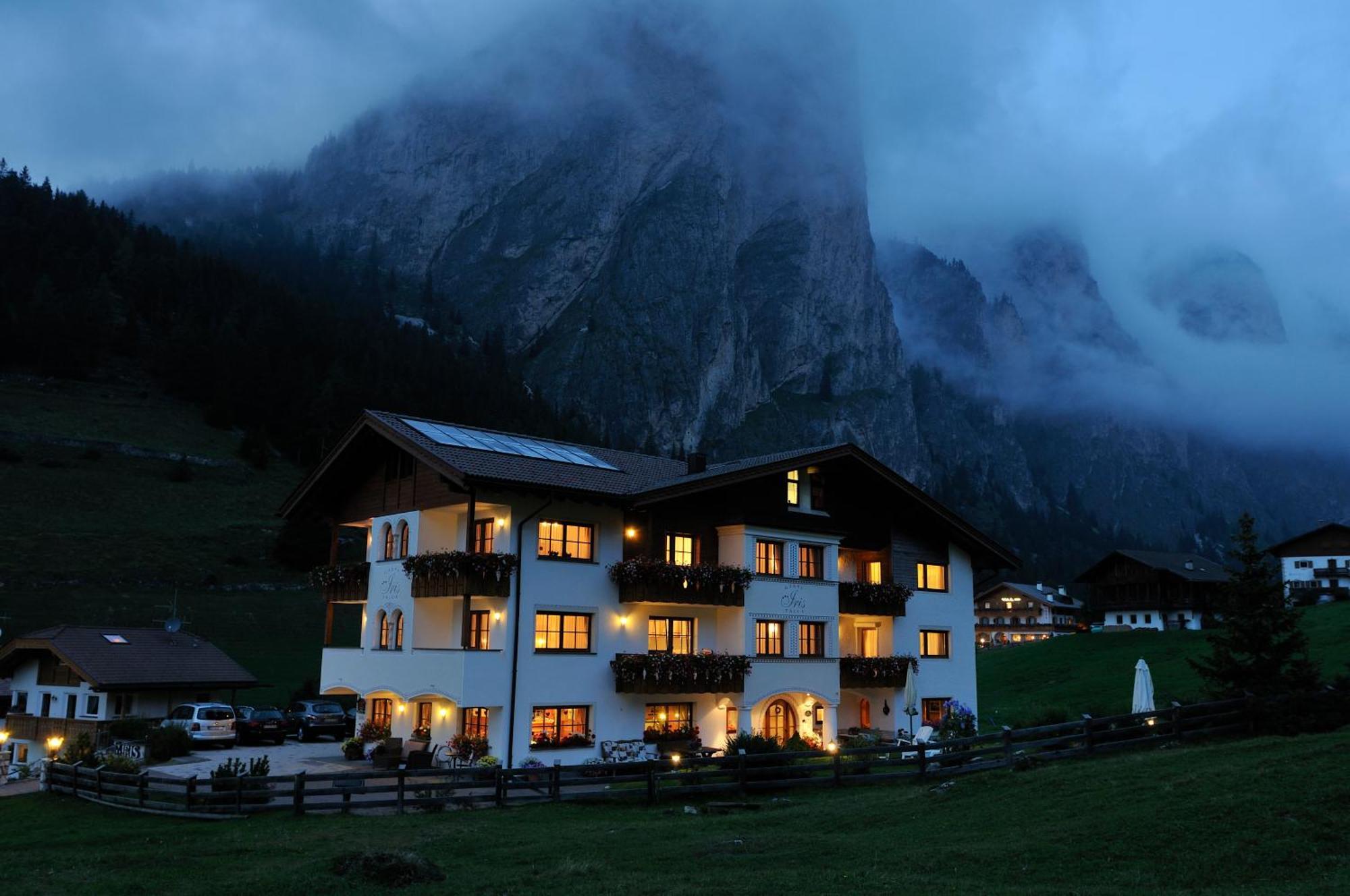 Garni Hotel Iris Сельва-ди-Валь-Гардена Экстерьер фото