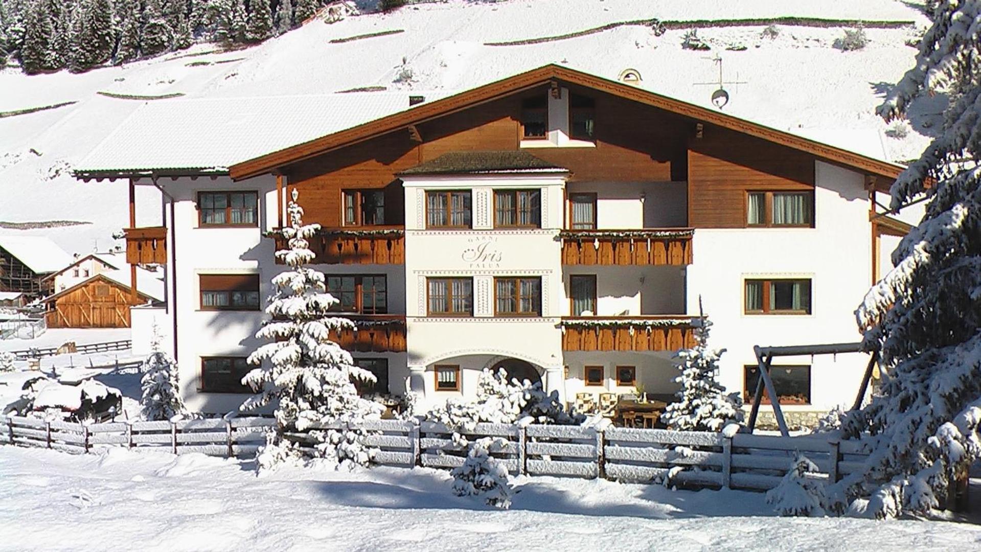Garni Hotel Iris Сельва-ди-Валь-Гардена Экстерьер фото