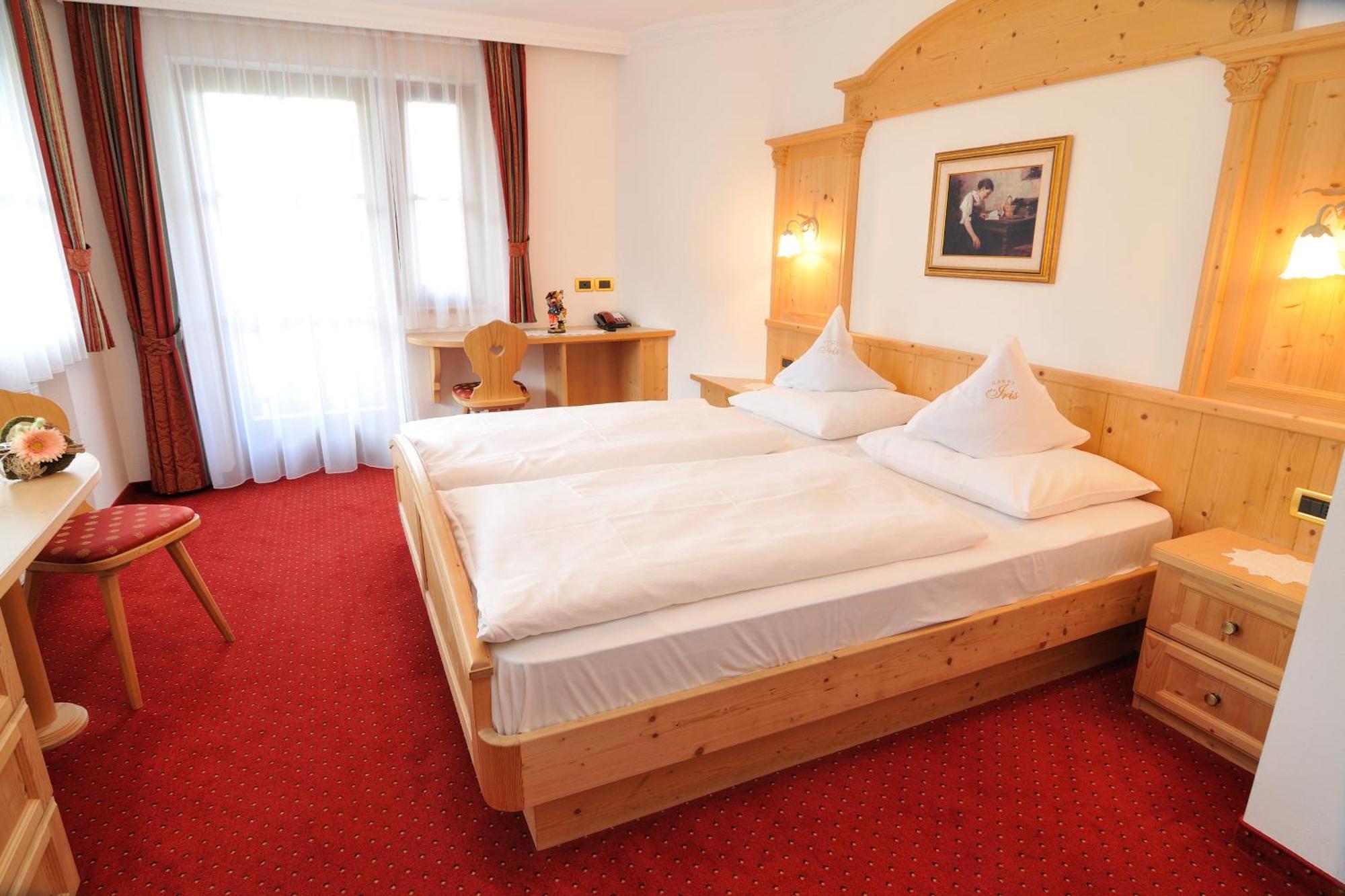 Garni Hotel Iris Сельва-ди-Валь-Гардена Экстерьер фото